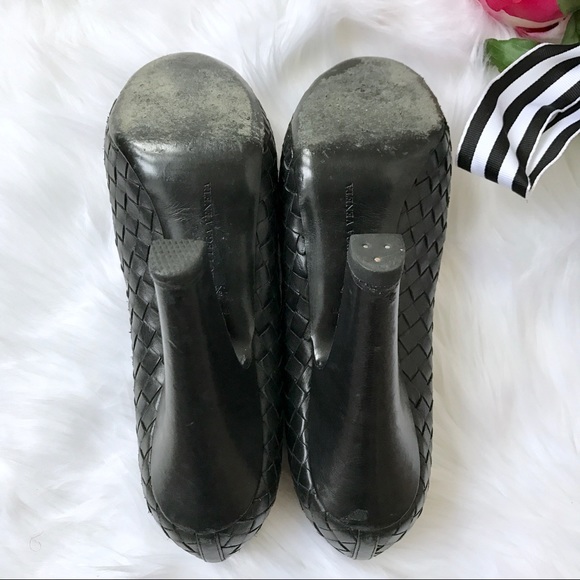 Bottega Veneta Round Toe Leather Pump Heels - Picture 7 of 8